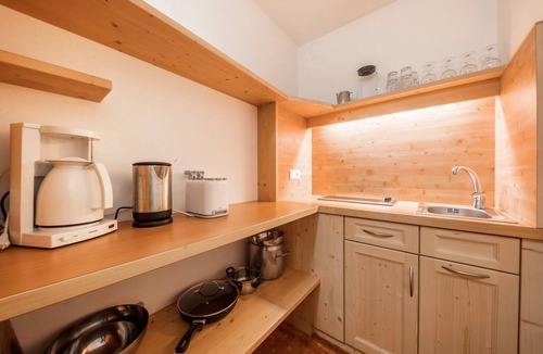 San Leonardo in Passiria Apartment | Apartment "Innerwalten 100" with Wi-Fi and Mountain Views