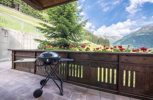 San Leonardo in Passiria Apartment | Apartment "Innerwalten 100" with Wi-Fi and Mountain Views