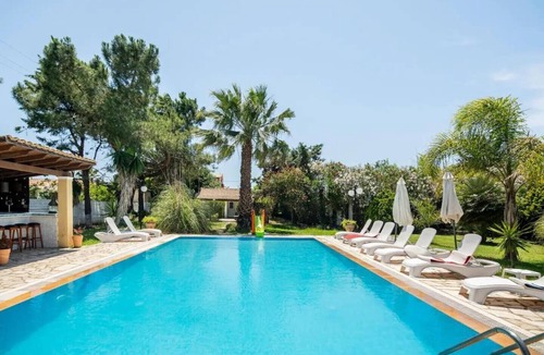 Ag. Georgios Apartment | Apartment 'Iris One-Bedroom Bungalow' with Shared Pool, Wi-Fi and Air Conditioning