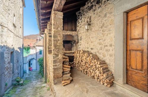 San Marcello Piteglio Apartment | Apartment 'Antico Forno' with Mountain View and Wi-Fi