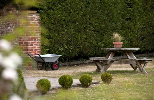 Quidhampton Apartment | Apartment Just Minutes from Salisbury & Stonehenge with Countryside Views