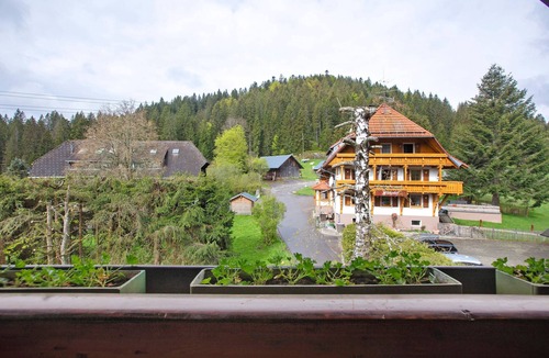 Blasiwald Apartment | Apartment 'Karlshorst' with Shared Garden, Balcony and Wi-Fi