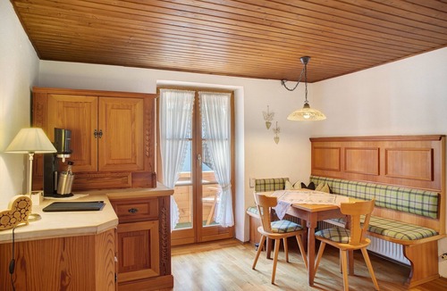 Mittenwald Apartment | Apartment 'Karwendelblick' with Mountain View, Balcony and Wi-Fi