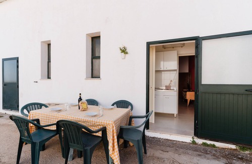 Scorrano Apartment | Apartment 'Kestella' with Shared Terrace, Shared Garden and Air Conditioning