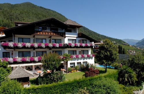 Rifiano Apartment | Apartment "Kleon 1" with Mountain View, Shared Pool and Wi-Fi