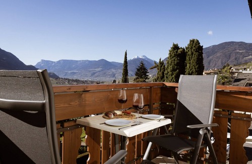 Rifiano Apartment | Apartment "Kleon 1" with Mountain View, Shared Pool and Wi-Fi