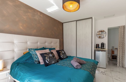 Peypin Bed & Breakfast | Apartment 'Koh Samui' with Mountain View, Wi-Fi and Air Conditioning