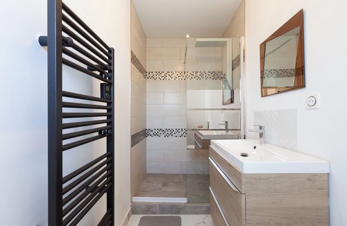 Peypin Bed & Breakfast | Apartment 'Koh Samui' with Mountain View, Wi-Fi and Air Conditioning