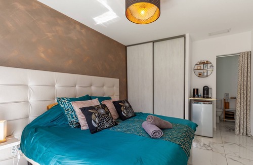 Peypin Bed & Breakfast | Apartment 'Koh Samui' with Mountain View, Wi-Fi and Air Conditioning