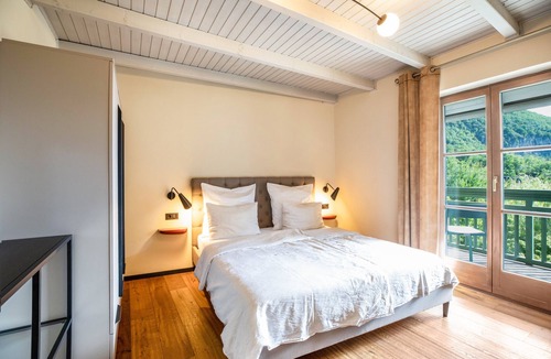 Kurtatsch an der Weinstraße Apartment | Apartment 'Kraidlhof - Designapartment Isabel' with Mountain View, Shared Pool & Wi-Fi