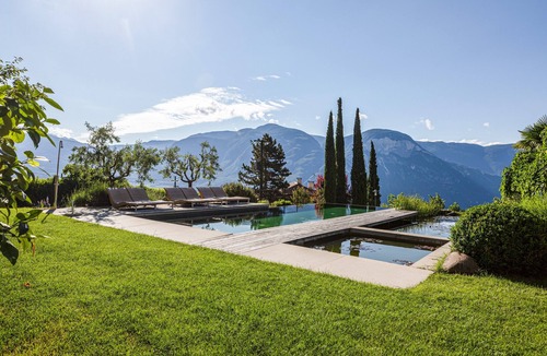 Kurtatsch an der Weinstraße Apartment | Apartment "Kraidlhof Designapartment Veronika" with Mountain View, Shared Pool and Wi-Fi