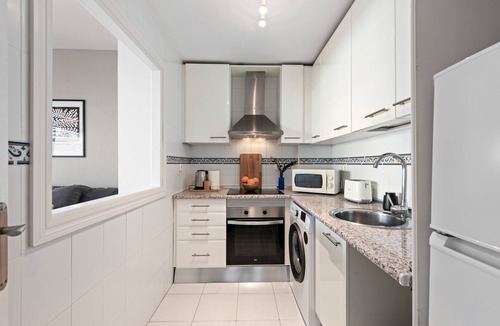 Castillo de Sabinillas Apartment | Apartment 'Kym' with Mountain View, Wi-Fi and Air Conditioning