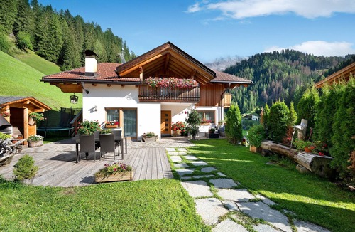 La Valle Apartment | Apartment Lüch da Mirio App Pütia with Mountain View, Garden & Wi-Fi