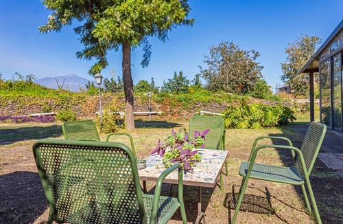 Aci San Filippo Apartment | Apartment 'La Casa Del Fico D'india - Verde' with Shared Garden, Wi-Fi and Air Conditioning