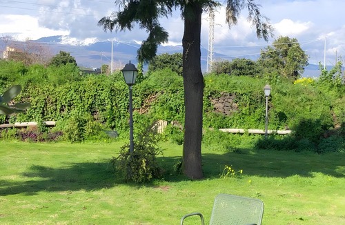 Aci San Filippo Apartment | Apartment 'La Casa Del Fico D'india - Verde' with Shared Garden, Wi-Fi and Air Conditioning