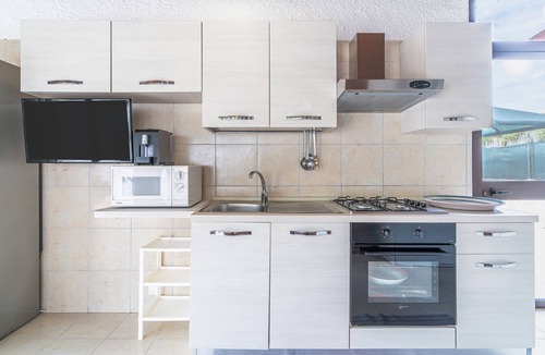 Ognina Apartment | Apartment 'La Gialla' with Private Terrace, Wi-Fi and Air Conditioning