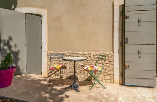 Plan-d'Orgon Apartment | Apartment 'La Miougrano' with Shared Terrace, Shared Garden and Wi-Fi