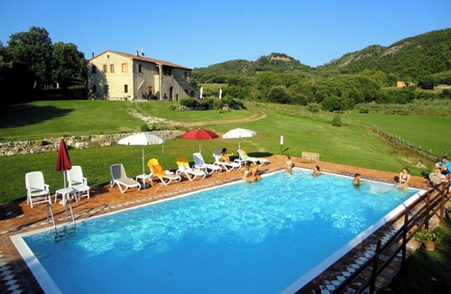 Pomarance Apartment | Apartment 'La Stalla' with Shared Pool, Private Garden and Wi-Fi