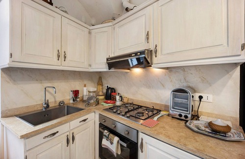 Dolceacqua Apartment | Apartment "La stanza segreta platinum" with Balcony & Wi-Fi