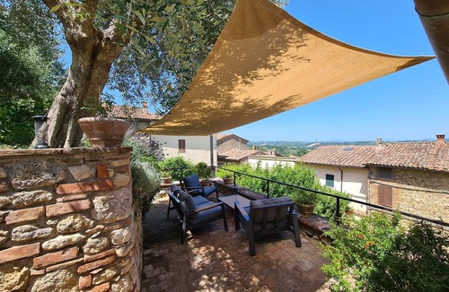 Cetona Apartment | Apartment 'La Terrazza, Cetona, Toscana' with Mountain View, Wi-Fi and Air Conditioning