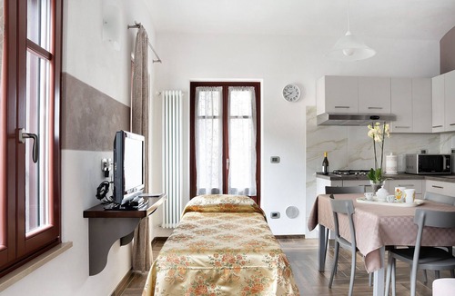 Verduno House | Apartment 'La Terrazza' with Mountain View, Wi-Fi and Air Conditioning
