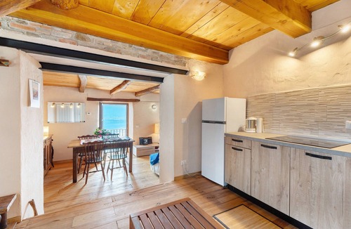 Gonte Apartment | Apartment 'La Torretta Di Mozzola' with Lake View, Private Terrace and Wi-Fi
