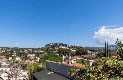 Cassis Apartment | Apartment 'Le Repaire' with Mountain View, Shared Terrace and Garden