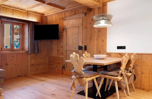 Daunei Apartment | Apartment 'Lën' with Mountain View, Shared Garden and Wi-Fi