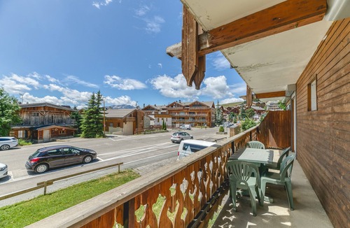 Eclose-Est Apartment | Apartment 'Les Crocus 1-2' with Balcony and Wi-Fi