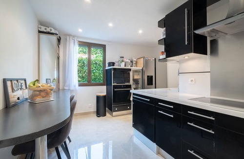 Villeneuve-Loubet Apartment | Apartment 'Les Hauts De Vaugrenier' with Private Terrace and Wi-Fi