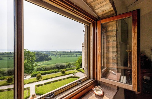 Cola Apartment | Apartment "Lobram Castel" with Lake View, Shared Pool & Wi-Fi