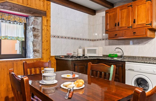 Caunedo House | Apartment 'Lorences A' with Mountain View