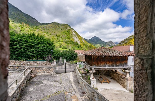 Caunedo House | Apartment 'Lorences A' with Mountain View