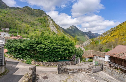 Caunedo House | Apartment 'Lorences A' with Mountain View