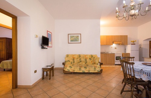 Rosignano Marittimo Apartment | Apartment 'Menta' with Shared Pool and Garden