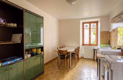 Pontgibaud House | Apartment 'Maison De Caractere- Puy De Dome' with Shared Garden