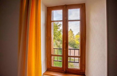 Pontgibaud House | Apartment 'Maison De Caractere- Puy De Dome' with Shared Garden