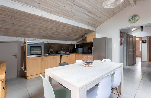 Hasparren Apartment | Apartment 'Maison Xara-heguia' with Air Conditioning