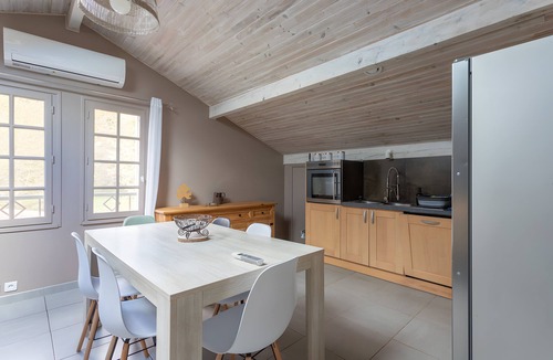 Hasparren Apartment | Apartment 'Maison Xara-heguia' with Air Conditioning