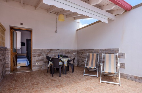 Borgagne Apartment | Apartment 'Mamba House 3' with Private Terrace, Shared Garden and Air Conditioning