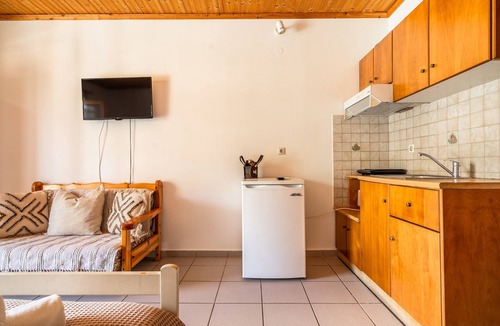 Ntomata Apartment | Apartment 'Marketos Maisonette 4pax' with Mountain View, Wi-Fi and Air Conditioning