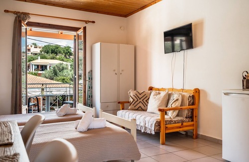 Ntomata Apartment | Apartment 'Marketos Maisonette 4pax' with Mountain View, Wi-Fi and Air Conditioning