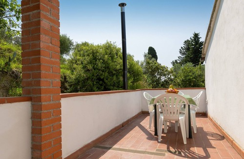 Riparbella Apartment | Apartment 'Melograno' with Private Terrace, Shared Garden and Wi-Fi