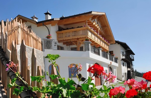 Albions Apartment | Apartment 'Mitterhof' with Mountain View, Shared Terrace and Wi-Fi