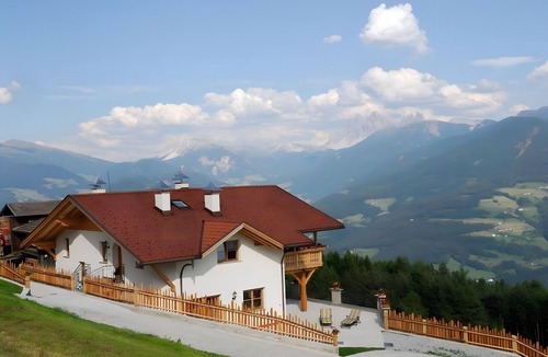 Albions Apartment | Apartment 'Mitterhof' with Mountain View, Shared Terrace and Wi-Fi