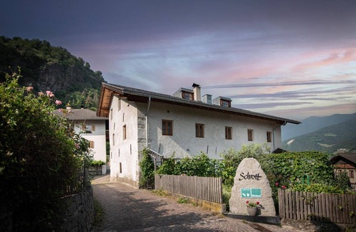 Feldthurns Apartment | Apartment Mohnblume with Mountain View, Balcony and Wi-Fi