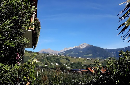Lagundo Apartment | Apartment 'Mohnblume' with Mountain View, Wi-Fi and Air Conditioning
