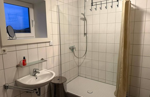 Arfurt Apartment | Apartment 'Monteurwohnung Gross' with Shared Terrace and Wi-Fi