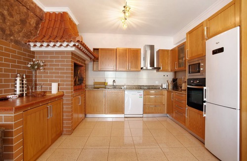 Lombo do Doutor Apartment | Apartment 'Morning Glory 2 Bedroom' with Sea View, Shared Pool and Wi-Fi