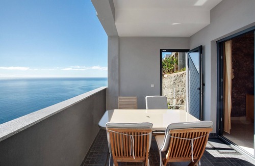 Lombo do Doutor Apartment | Apartment 'Morning Glory 2 Bedroom' with Sea View, Shared Pool and Wi-Fi